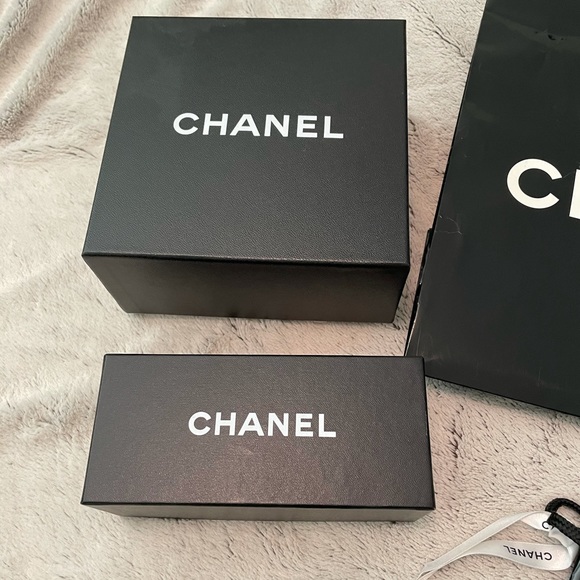 Bundle of authentic Chanel boxes, bags & ribbons - Picture 6 of 10